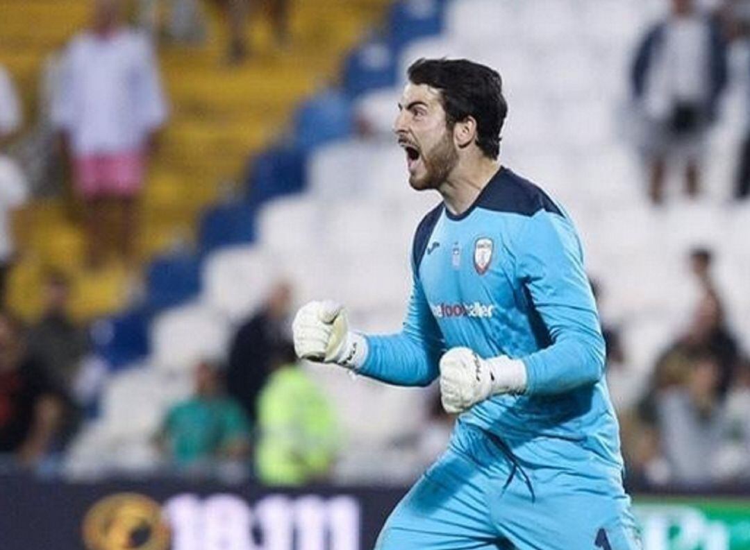 Carlos Abad, durante su etapa en el fútbol heleno.