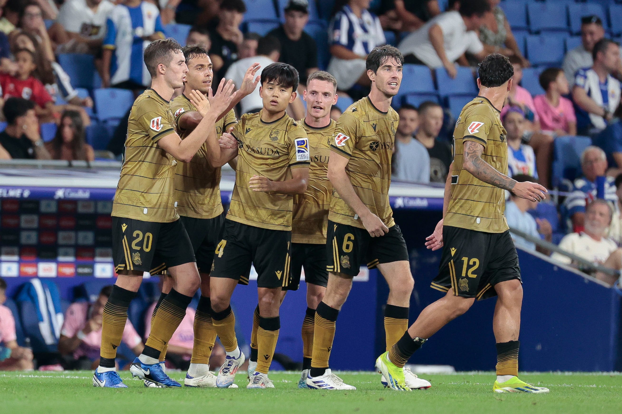 BARCELONA, 24/08/2024.- El delantero de la Real Take Kubo (3-i) celebra con sus compañeros tras marcar ante el Espanyol, durante el partido de Liga en Primera División que RCD Espanyol y Real Sociedad disputan este sábado en el RCDE Stadium, en Barcelona. EFE/Toni Albir
