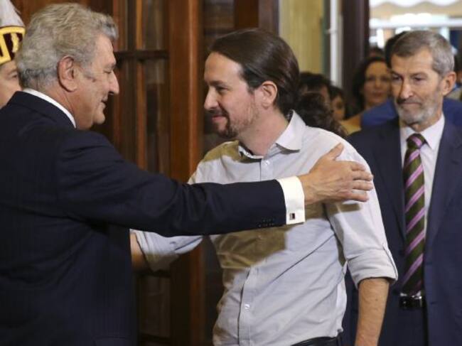 El presidente del Congreso, Jesús Posada (i), saluda al líder de Podemos, Pablo Iglesias (c), a su llegada a la recepción celebrada en Madrid con motivo del XXXVII aniversario de la Constitución. Tras Iglesias, el ex JEMAD y número dos de la formación por