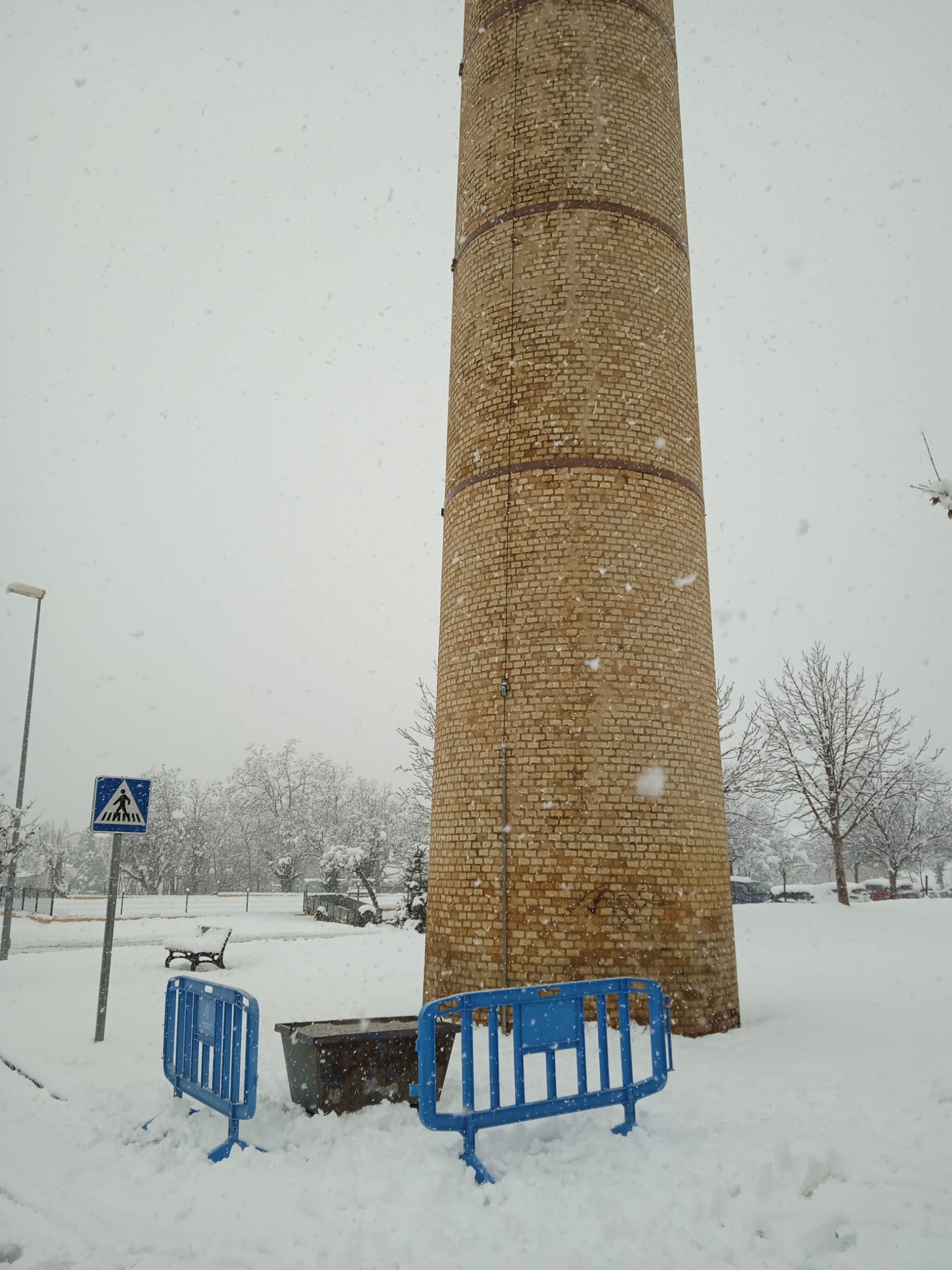 Los ayuntamientos han colocado depósitos de sal en las calles para el uso de los ciudadanos