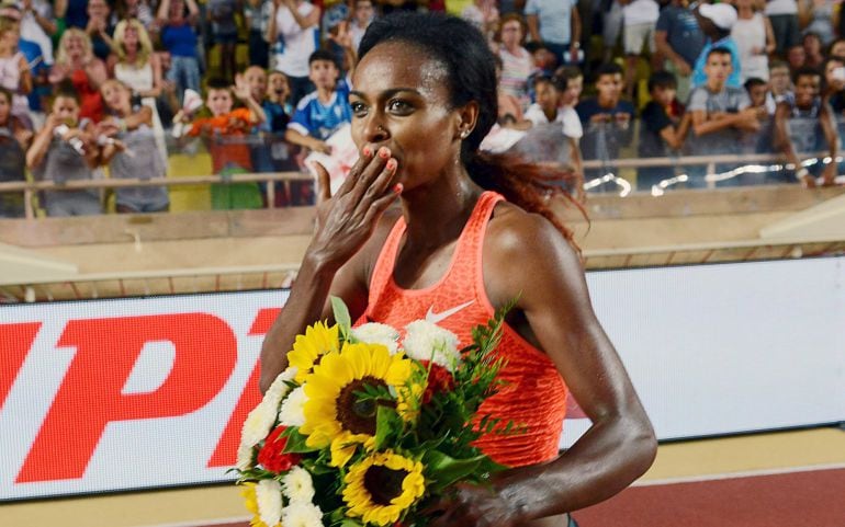 Genzebe Dibaba celebra el récord mundial conseguido en la Diamond League de Mónaco.