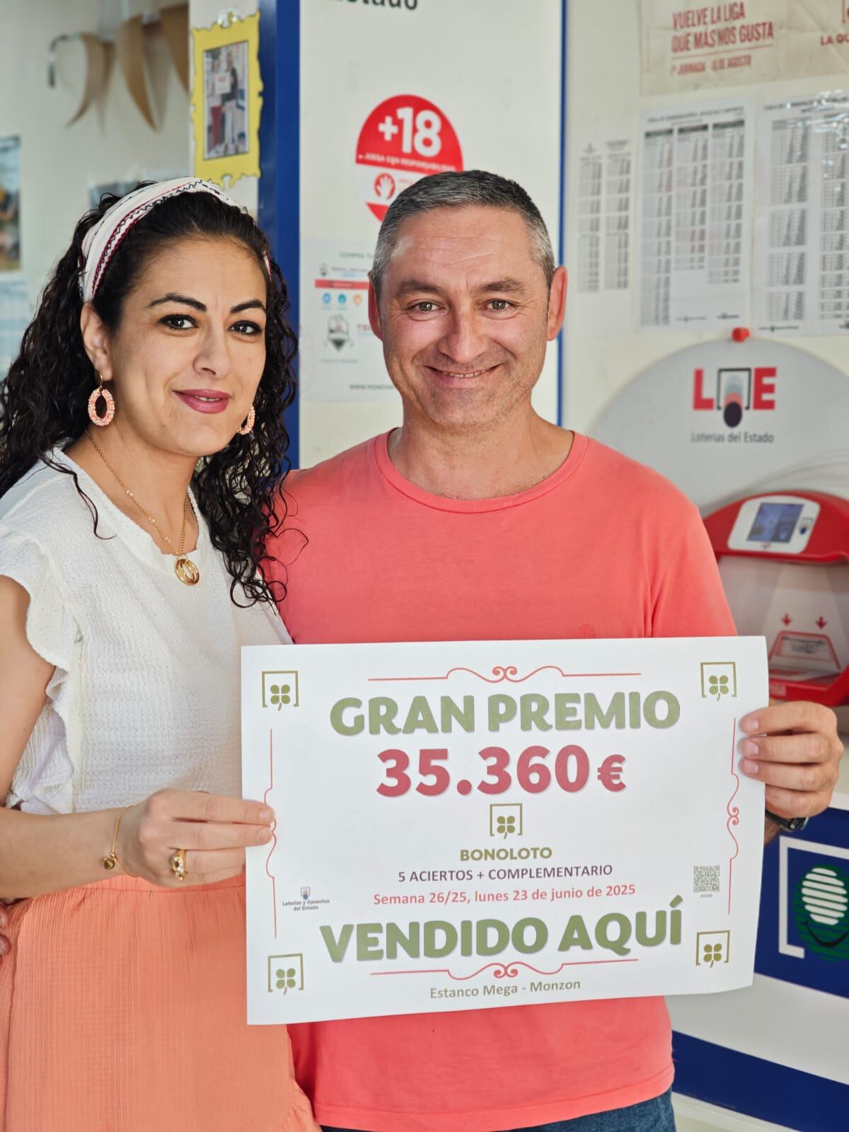 Jehan Nader y Javier Mega muestran el premio otorgado