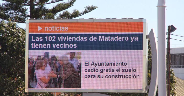 Una de las pantallas LED anunciando la entrega de las viviendas de Matadero