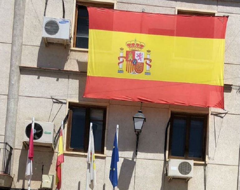 Bandera colocada en el Ayuntamiento de Villamayor para animar a la Selección Española de Fútbol