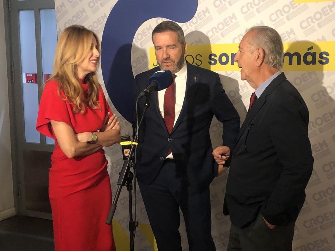 La consejera de Empresa, Marisa López Aragón, junto al presidente de Croem, Miguel López Abad, y el presidente de AMAT, Juan Roca