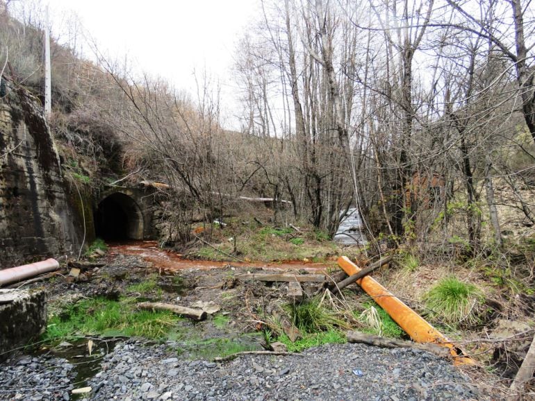 Los vertidos salen claramente de la explotación abandonada