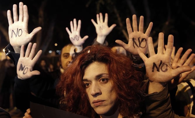 Protestas a la puerta del Parlamento de Chipre mientras votaba las condiciones del rescate