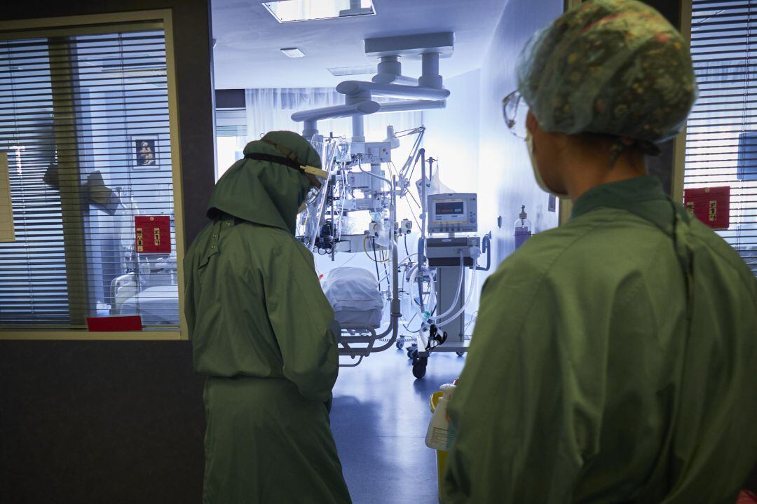 Sanitarios trabajan con pacientes Covid.19.