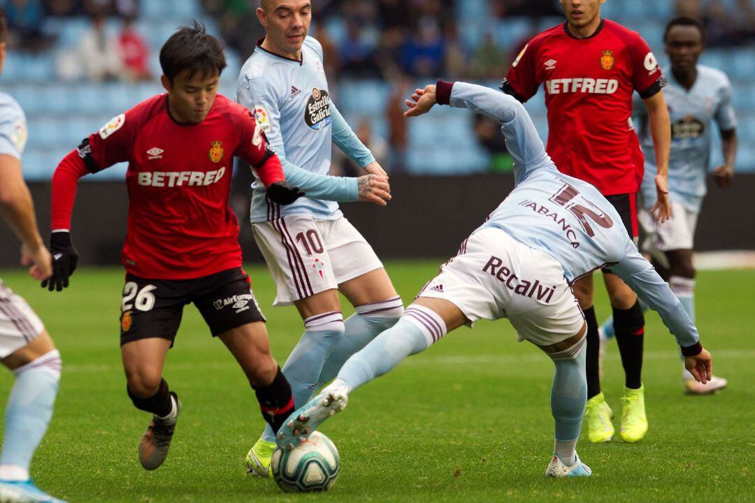 Rafinha, disputa el balón con el centrocampista japonés del Mallorca Takefusa Kubo.