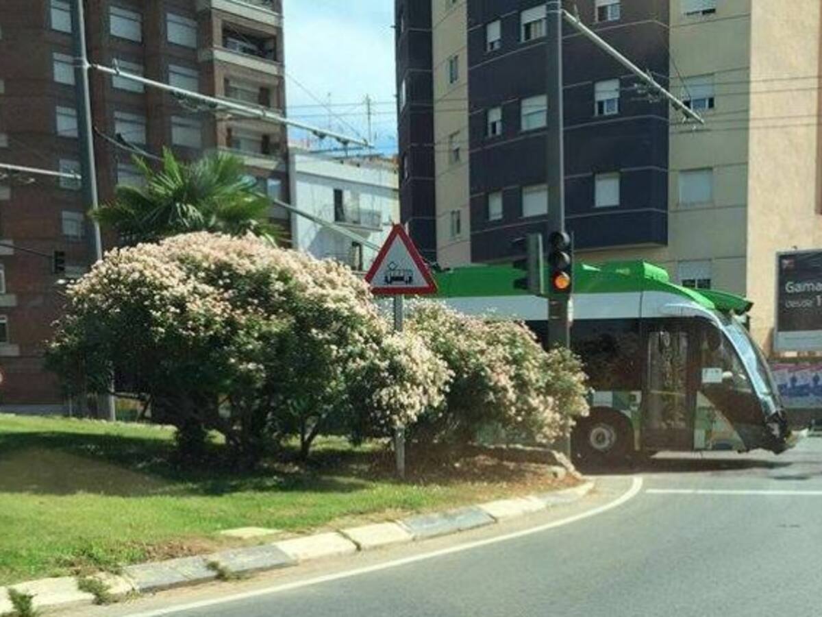 Un coche colisiona con el TRAM en la avenida del Mar