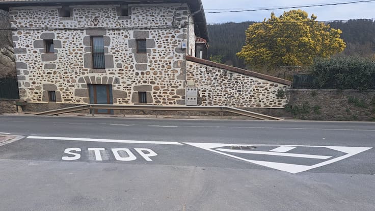 Se acabó la dislexia en Orozko, el "SOTP" ya es STOP