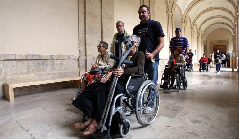 Afectados por la esclerosis múltiple durante una visita al Museo Patio Herreriano