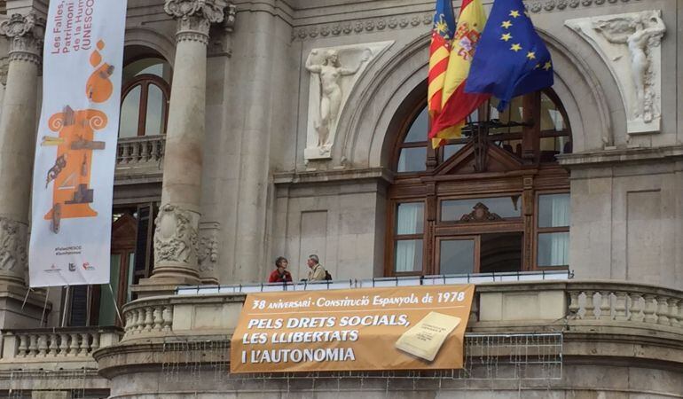 Pancarta en el balcón del Ayuntamiento con motivo del Día de la Constitución