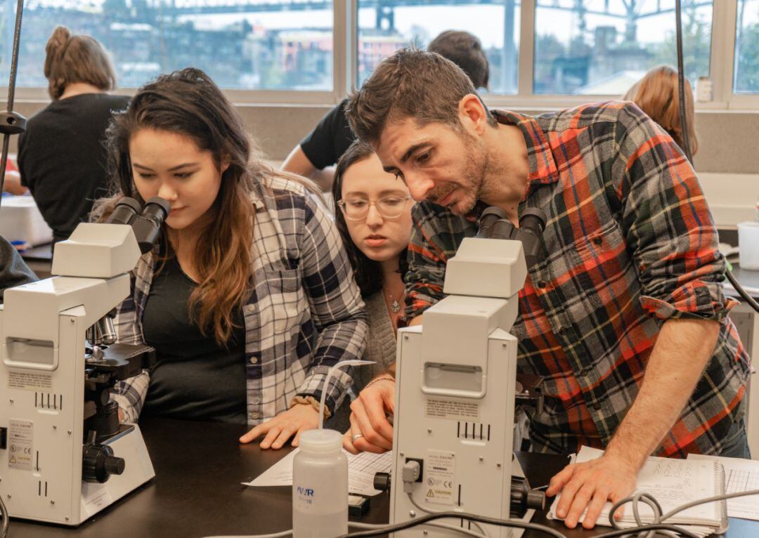 José María Guzmán imparte clases de Biología Marina, Fisiología acuática y de Evolución en la Facultad de Ciencias Acuáticas y Pesqueras.