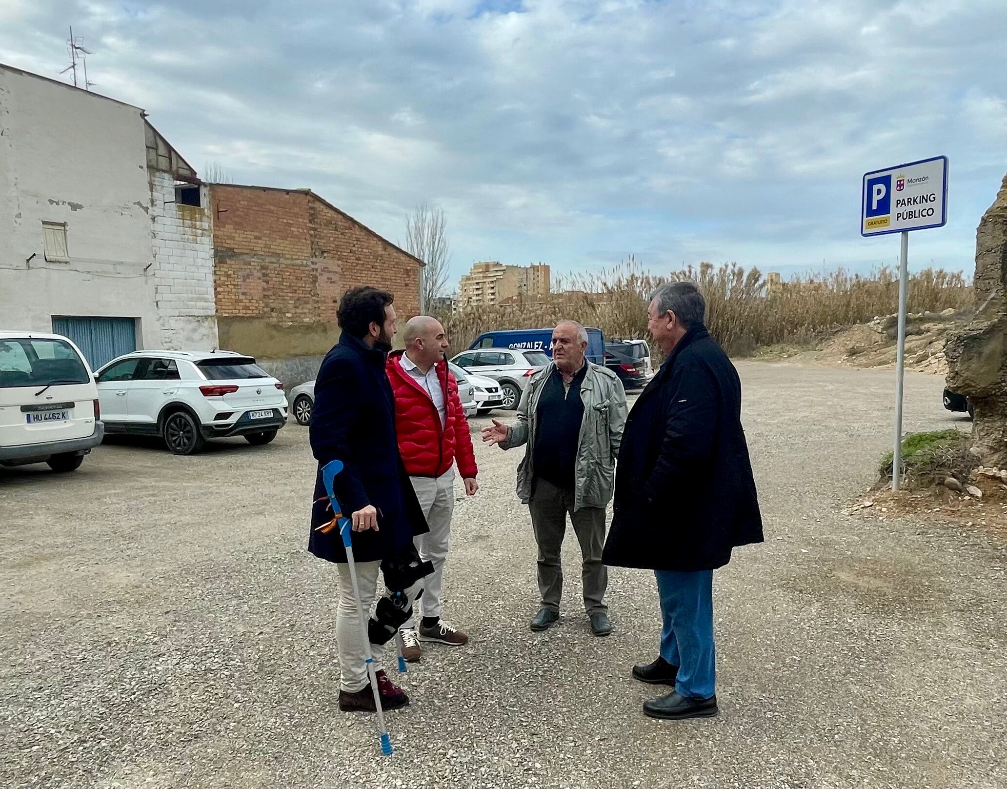 El alcalde de Monzón, Isaac Claver, junto al concejal de Policía, Carlos Perella, el propietario del solar y el representante de los vecinos visitan el nuevo parquin público