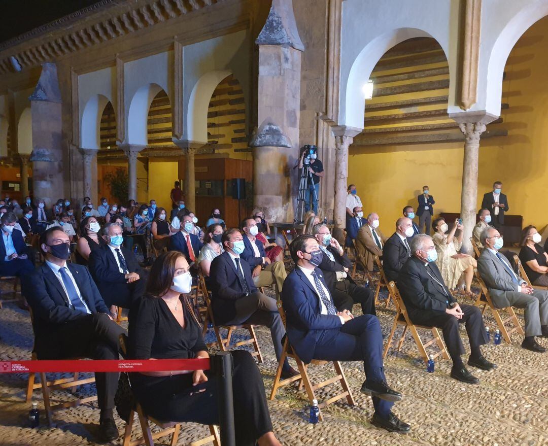 Un momento del acto de reconocimiento de CECO a sanitarios y cuerpos y fuerzas de seguridad.