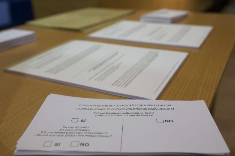 GRA237. BARCELONA, 22/10/2014.- Detalle de las papeletas que se usarán para la consulta del 9N y que han sido presentadas hoy en una rueda de prensa ofrecida por la vicepresidenta de la Generalita, Joana Ortega, quien ha anunciado que el 9 de noviembre ha