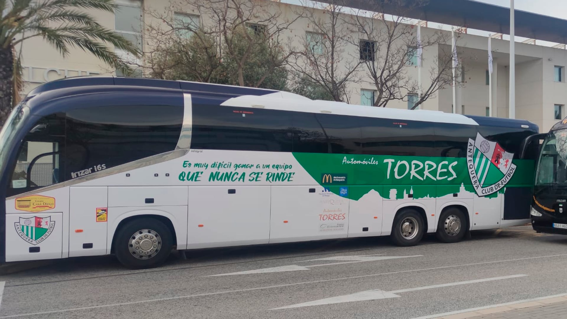 El bus del Antequera CF en Mérida