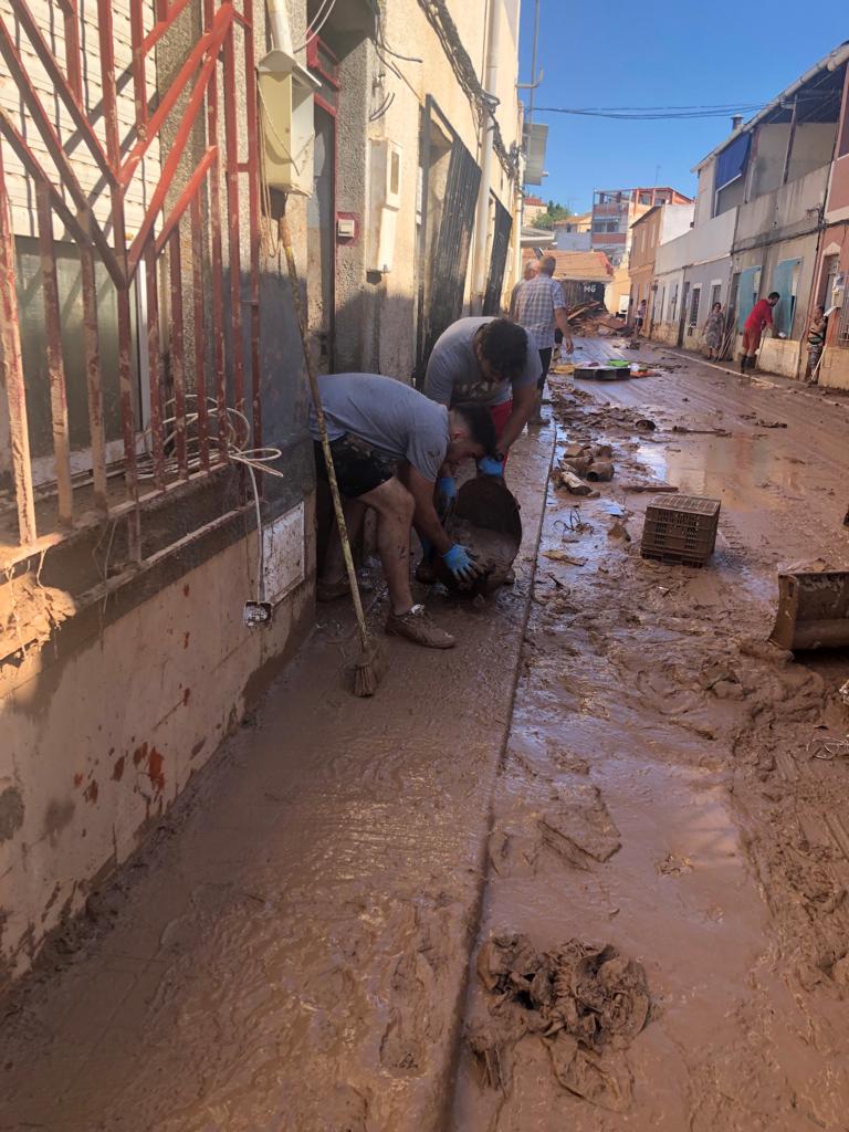 Voluntarios de la UCAM limpian los efectos de la riada en Javalí Viejo (Murcia)