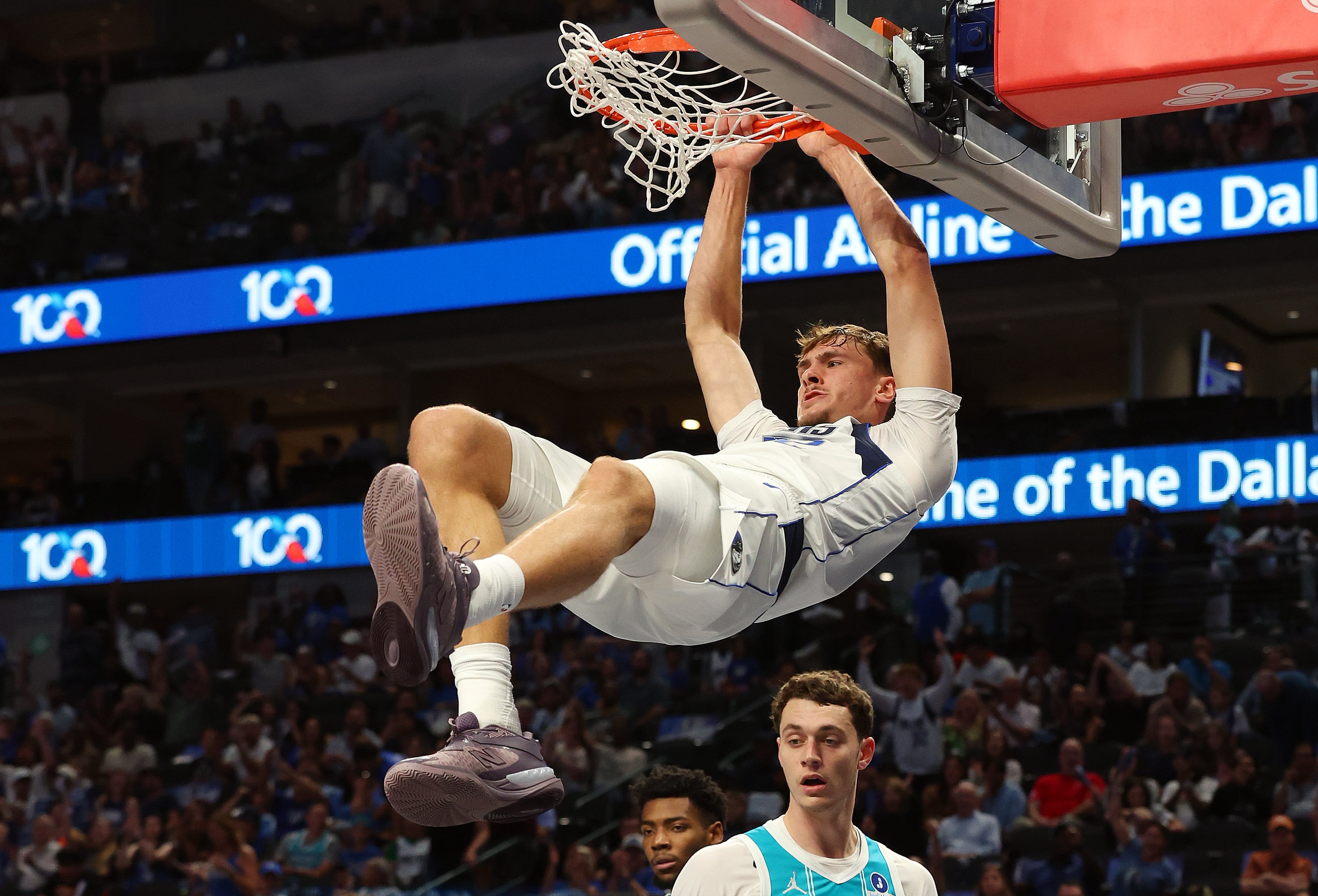 Cooper Flagg hace un mate durante la pretemporada con Dallas Mavericks