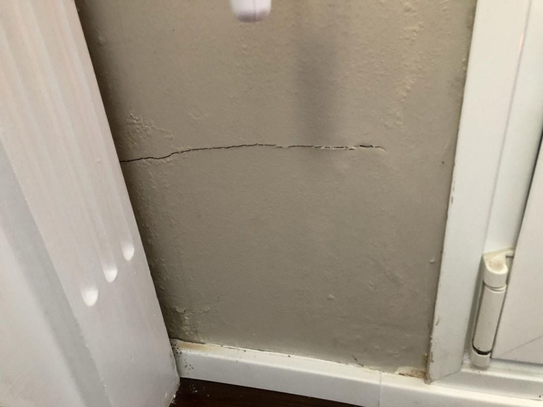 Grietas que han aparecido en una de las casas cercanas a la construcción del colegio Valdespartera III