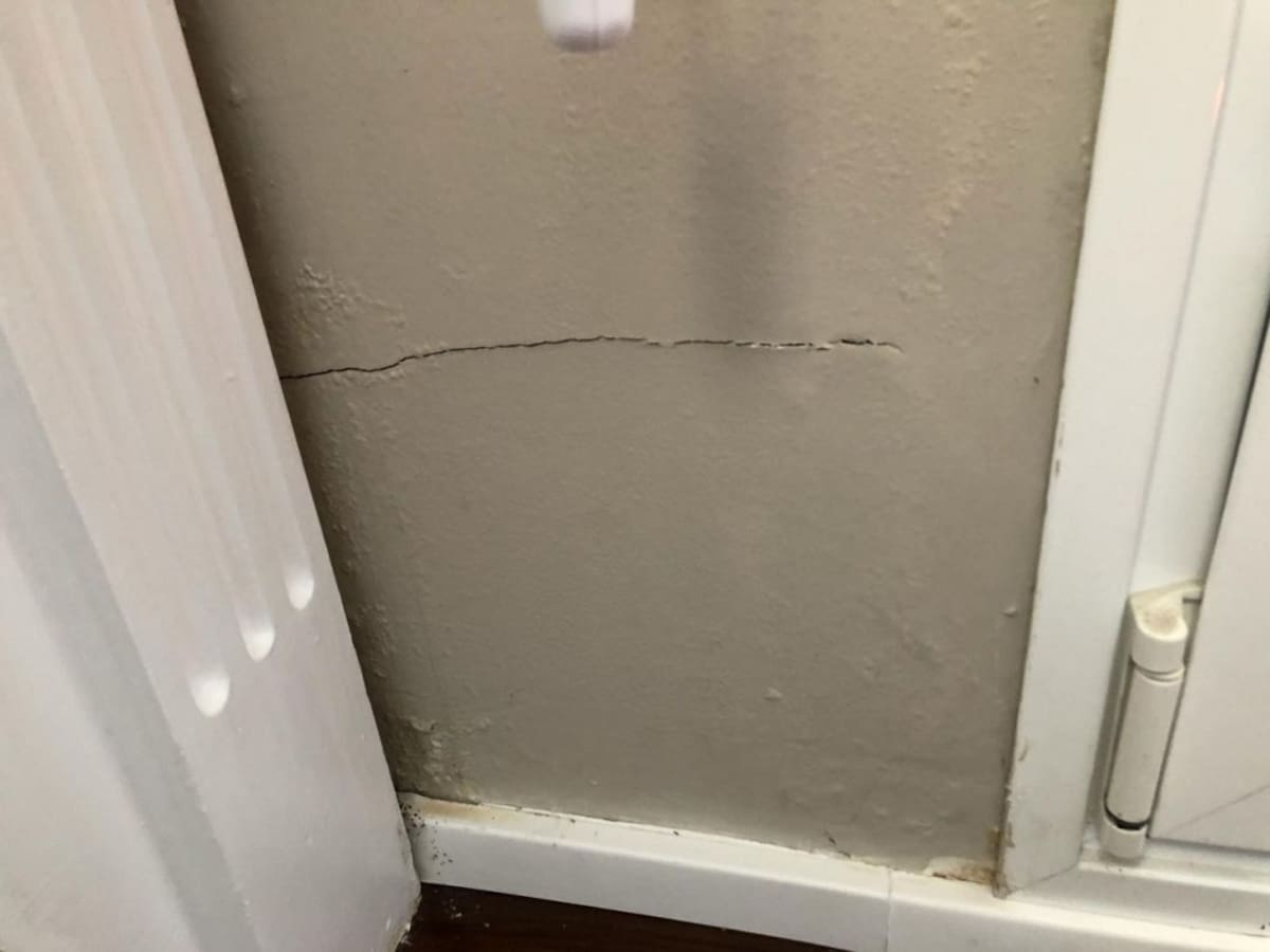 Grietas, inundaciones y vibraciones: las consecuencias de las obras del colegio Valdespartera 3