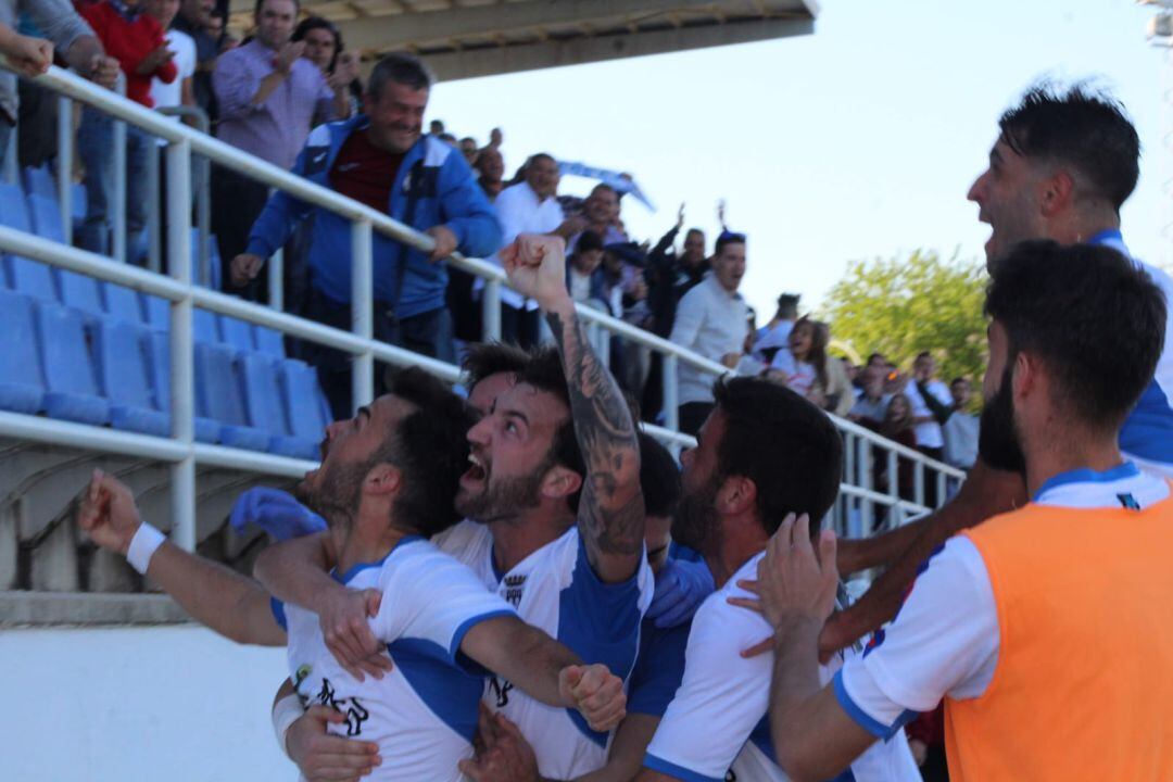 JUgadores del Arcos CF celebrando el gol de la victoria ante sus aficionados