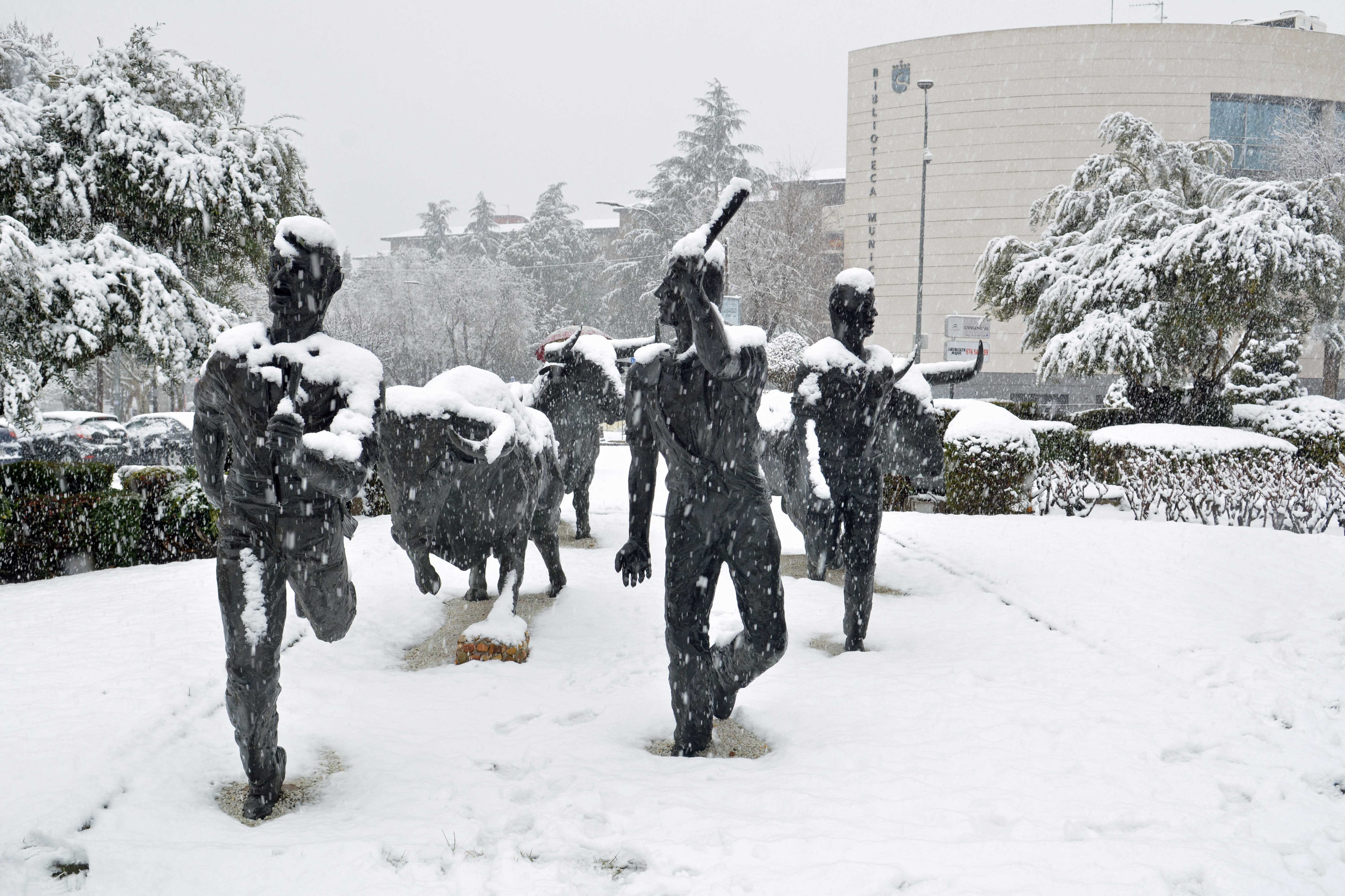 Nieve en el monumento a los encierros de San Sebastián de los Reyes