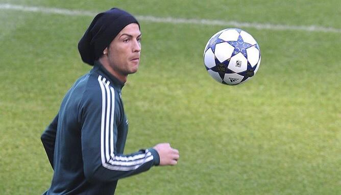 El delantero portugués del Real Madrid controla el balón durante el entrenamiento del equipo en la víspera de su enfrentamiento contra el Manchester United en el partido de vuelta de los octavos de final de la Liga de Campeones.