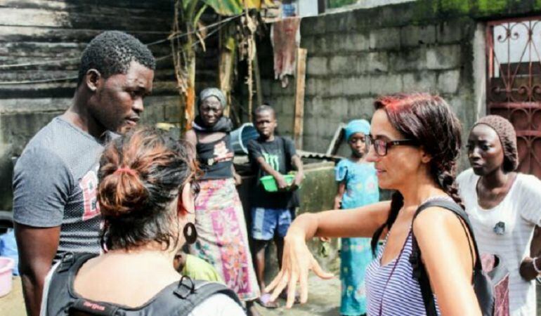 La activista Helena Maleno en una imagen de archivo en la que aparece asesorando a la familia de una víctima de 'El Tarajal'.