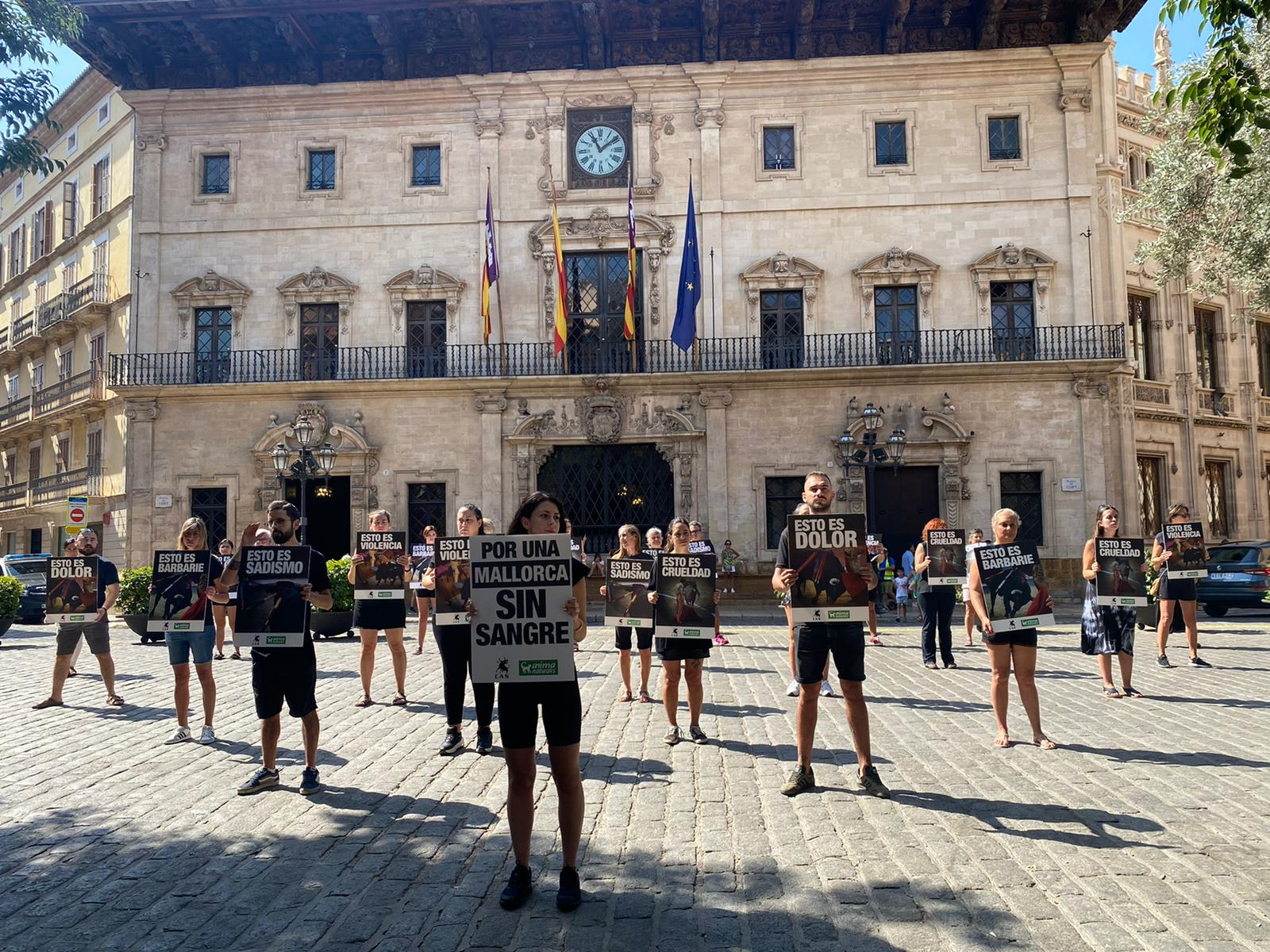 Activistas se manifiestan en Cort en contra de la tauromaquia.