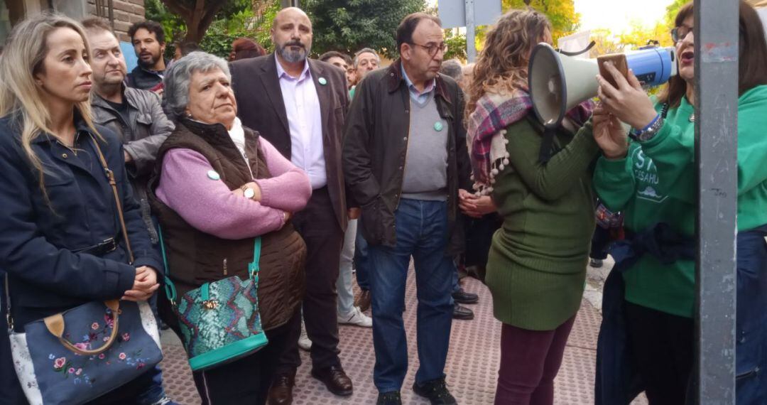 El candidato de Adelante Andalucía en Jaén, José Luis Cano, junto a miembros de la plataforma Stop Desahucios, durante la protesta.