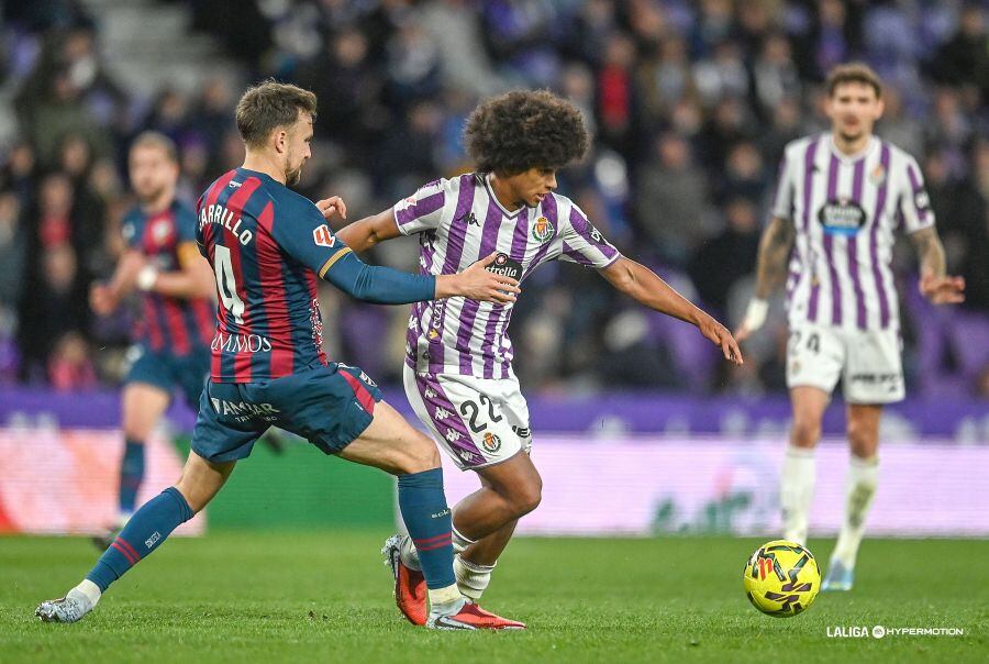 La SD Huesca vuelve de Valladolid con otra derrota que le lleva al descenso