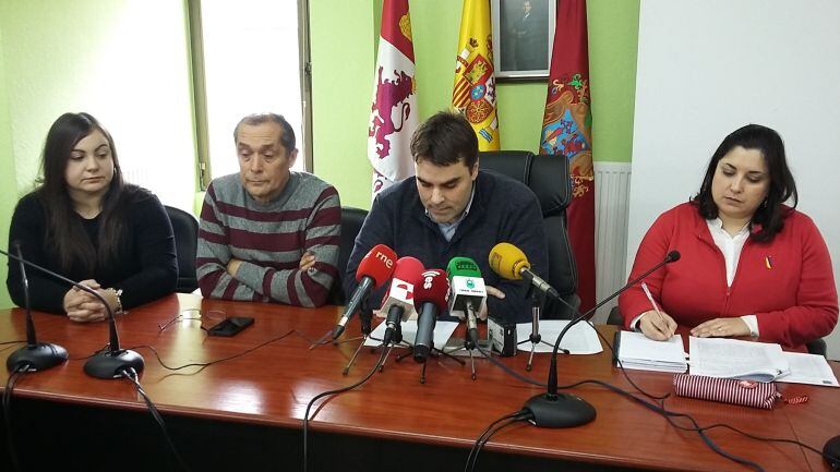 El alcalde de Cacabelos, Sergio Álvarez junto a sus concejales durante la comparecencia 