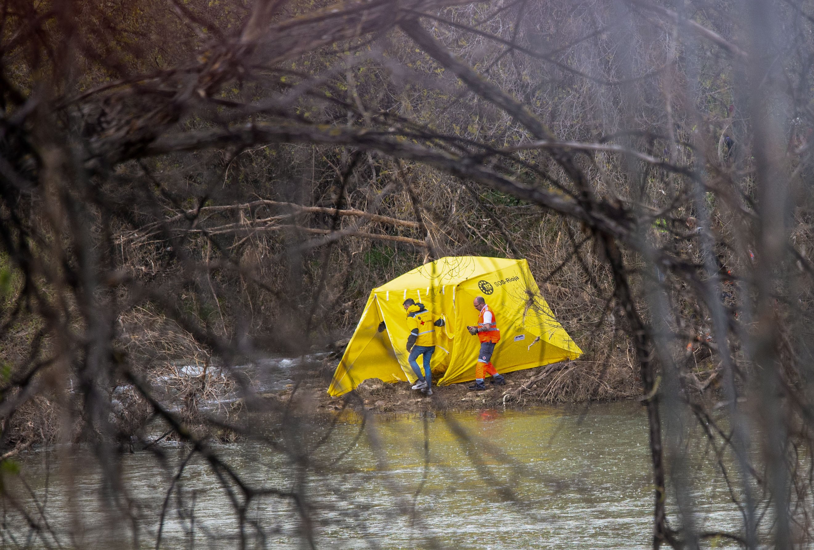 Efectivos de emergencias han rescatado este miércoles un cuerpo sin vida del río Ebro en Logroño en la zona donde se busca desde hace más de dos semanas al joven Javier Márquez