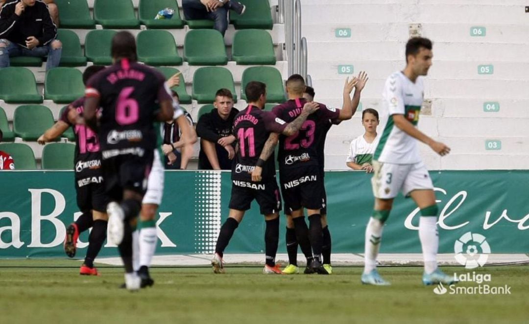 Los jugadores del Sporting celebran el gol de Manu García