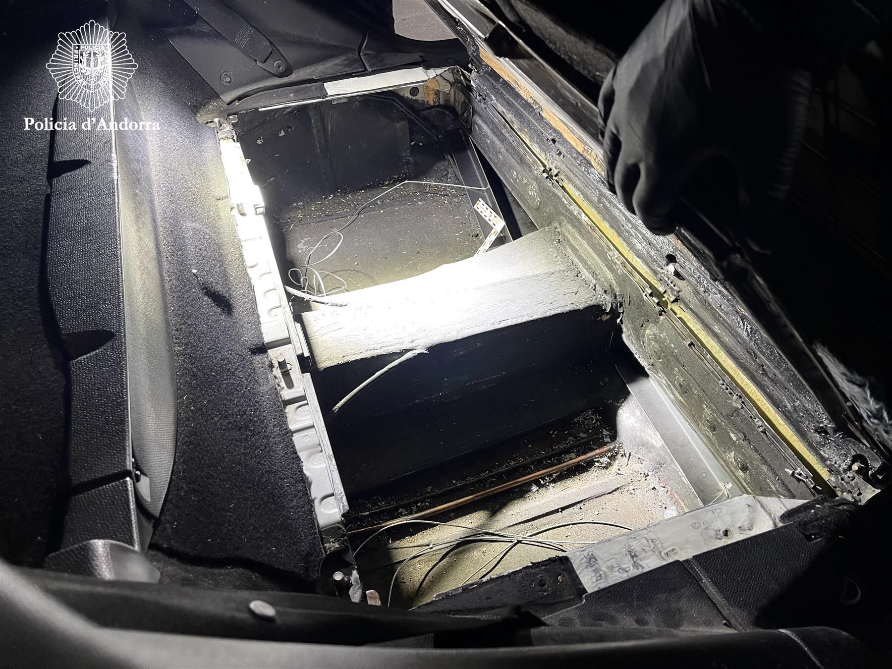 Imatge del doble fons del vehicle on amagaven el tabac de contraban