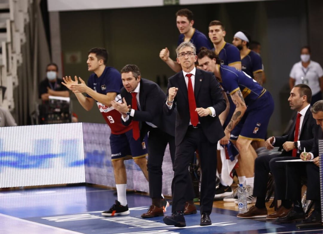 El banquillo obradoirista celebra una canasta en el partido ante Herbalife