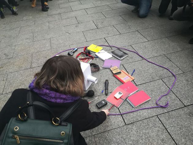 Las periodistas depositan sus materiales de trabajo para indicar que están de huelga