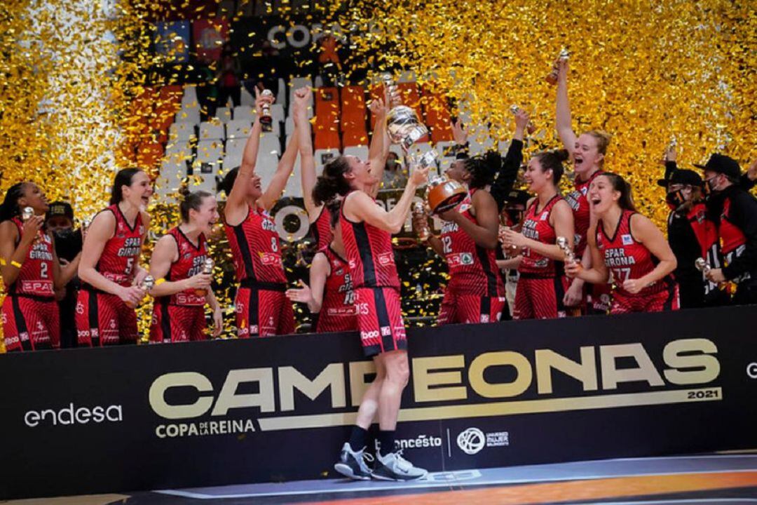 Laia Palau aixeca el títol de Copa.