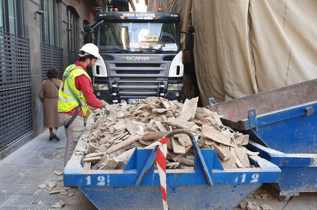 Trabajador de la construcción en una obra en el centro de Granada