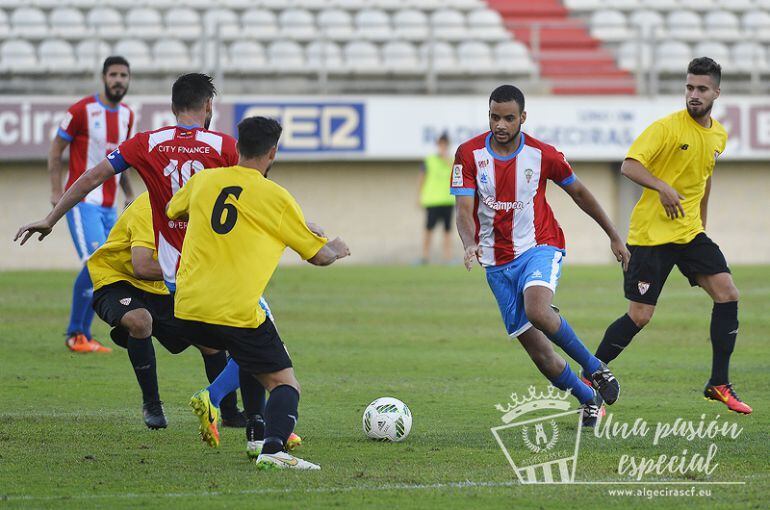 Un lance del partido ante el Sevilla C.