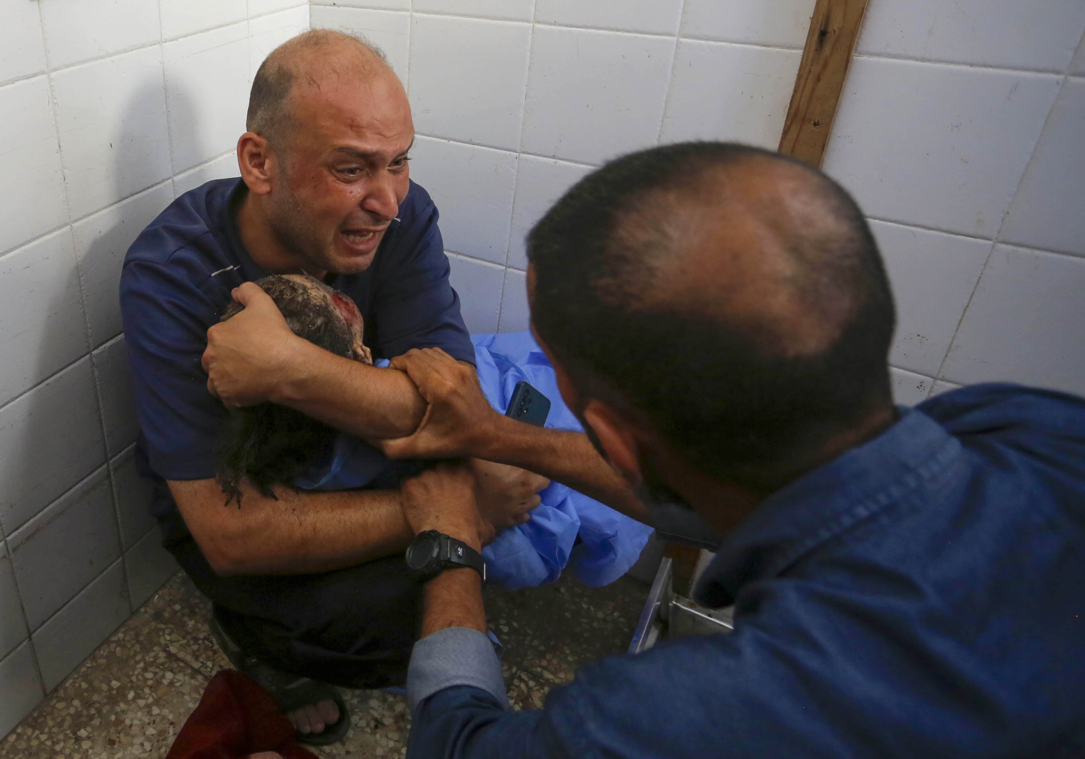 Un ataque de Isarel en Gaza mata a varias personas, entre ellos niños,  en el campo de refugiados de Deir al-Balah, en Gaza, el pasado 16 de junio. (Photo by Ashraf Amra/Anadolu via Getty Images)