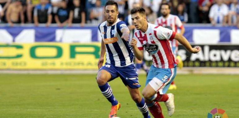 Toribio persigue a un jugador del Lugo en el partido disputado en Mendizorroza