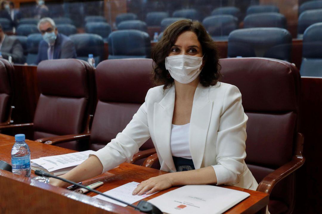 La presidenta regional, Isabel Díaz-Ayuso, al inicio del pleno de la Asamblea de Madrid que vota este jueves la reforma de la Ley del Suelo elaborada por el Gobierno de Isabel Díaz Ayuso, que de ser aprobada, como previsiblemente ocurra, se convertirá en la primera ley aprobada en lo que va de legislatura.