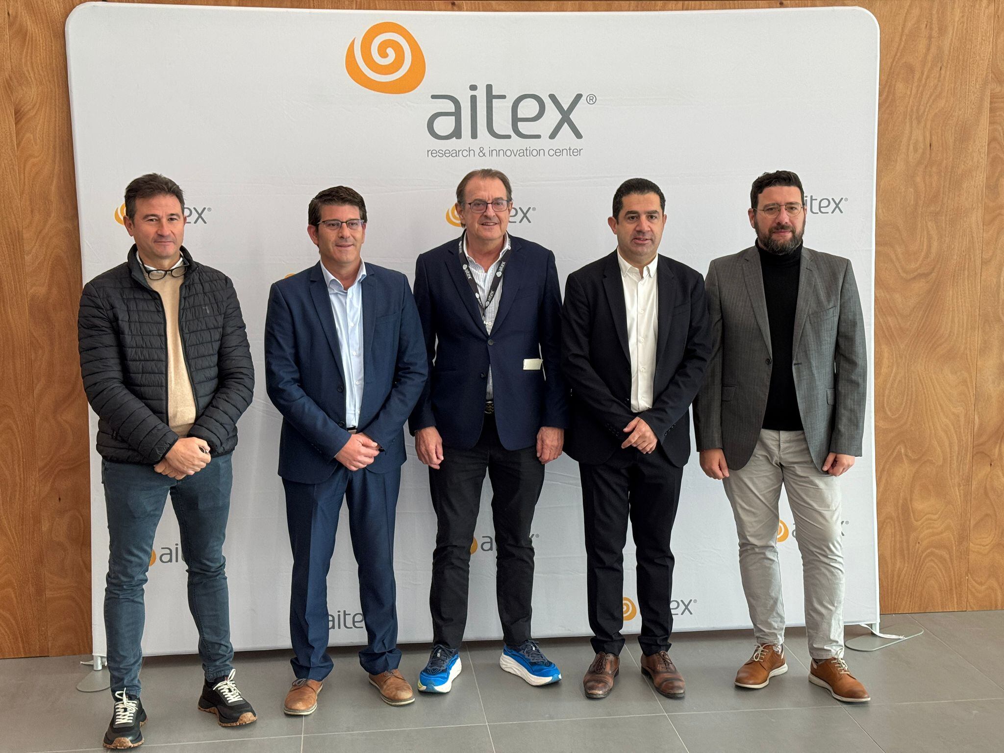 Rafa Lurbe, presidente del área de Innovación de Ateval; Jorge Rodríguez, alcalde de Ontinyent; Vicente Blanes, director general de Aitex; Toni Francés, alcalde de Alcoy y Àlex Cerradelo, vicealcalde de Alcoy minutos antes de inaugurar &#039;Textilfest&#039;.