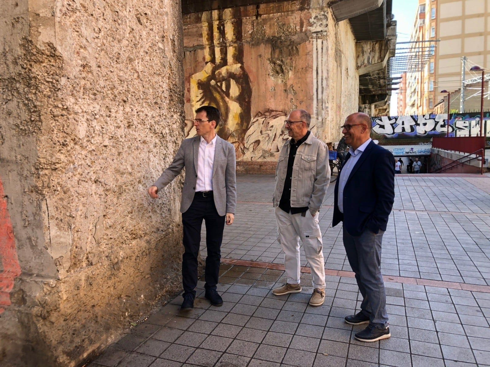 Los concejales del PSOE en Valladolid Pedro Herrero, Luis Vélez y Juan Carlos Hernández visitan el paso de Arco de Ladrillo | Fuente: Grupo Municipal Socialista