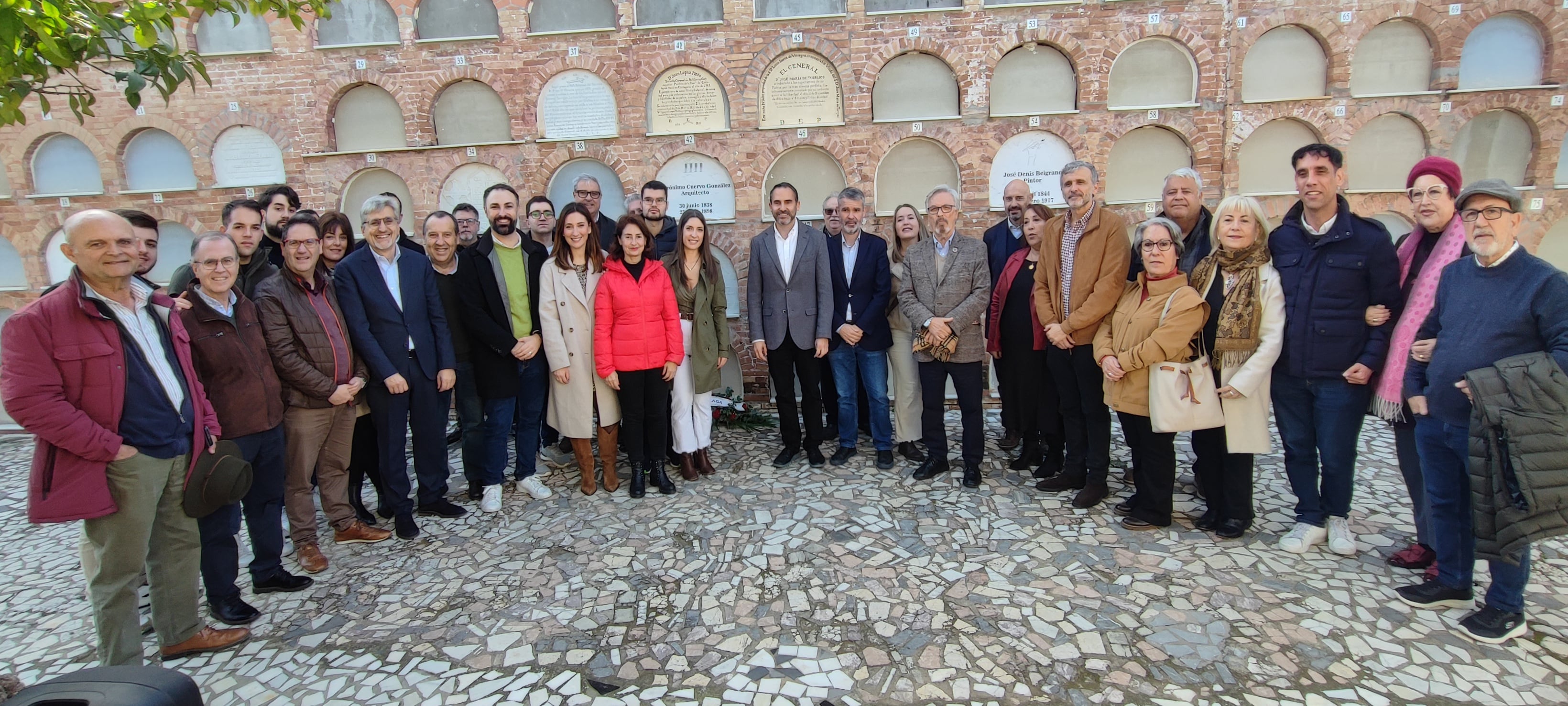 Los dirigentes del PSOE de Málaga participan este jueves en el homenaje del 106 aniversario del fallecimiento de Rafael Salinas en Málaga (PSOE).