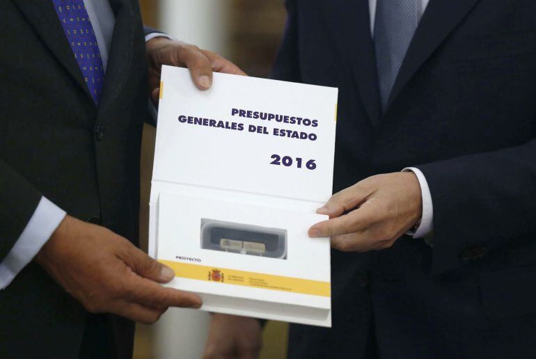 GRA018. MADRID, 04/08/2015.- El ministro de Hacienda, Cristóbal Montoro (d), y el presidente de la Cámara Baja, Jesús Posada (i), durante el acto de presentación de los presupuestos generales del Estado 2016, que incluyen un aumento del gasto social del 3,8% y una mejora salarial para los empleados públicos, hoy en el Congreso de los Diputados. EFE/Paco Campos