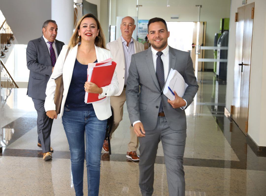 La presidenta del Cabildo de Lanzarote, María Dolores Corujo, junto al vicepresidente, Jacobo Medina.